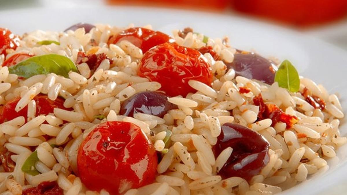 Receita De Arroz Com Tomate Manjericão E Azeitona Preta Comida E Receitas