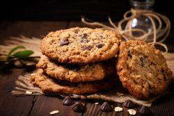 Cookie de aveia, noz moscada e gotas de chocolate