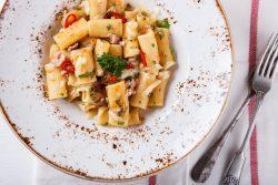 Salada de macarrão e atum