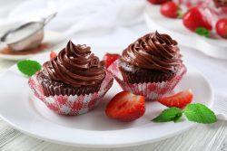 Cupcake de chocolate com merengue