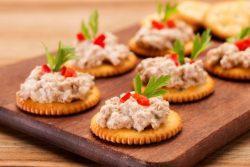 Saltvita com patê de atum