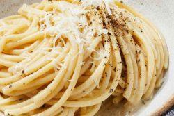 Bucatini ao cacio e pepe com bucatini Konjac